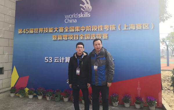 1552619199652909.jpg 配图4 云和数据副总经理陈总与王宇同学合影.jpg