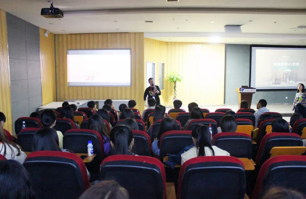 1553737122407276.jpg 配图4 全体师生在报告厅听讲座.jpg