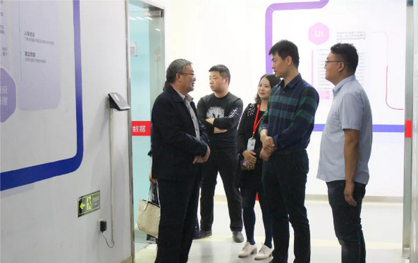 1558317541260819.jpg 配图3 郑州理工职业学院领导莅临云和数据参观交流.jpg