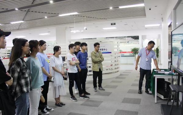 1558405101936652.jpg 配图6 许昌职业技术学院与郑州电子信息职业技术学院师生参观云和数据.jpg