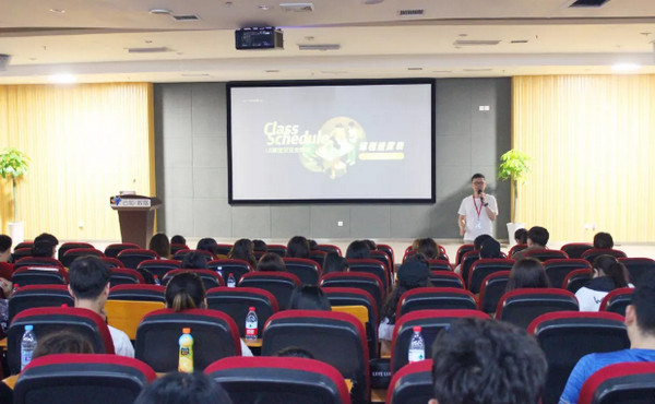 1558405117175578.jpg 配图8 许昌职业技术学院与郑州电子信息职业技术学院师生参观云和数据.jpg