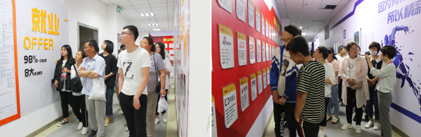 1558923152498763.jpg 配图5 河南经济贸易技师学院师生、家长一行参观云和数据.jpg