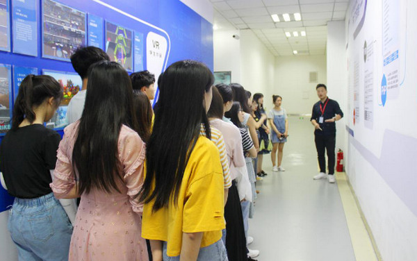 1559633619148320.jpg 配图4 郑州轻工业大学经济与管理学院师生参观云和数据.jpg