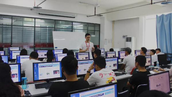 1565938811517081.jpg 配图4 云和数据UI、HTML5双班新班开班.jpg